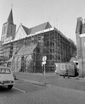 81633 Gezicht op de Jacobikerk (Jacobskerkhof) te Utrecht, uit het zuiden, tijdens restauratiewerkzaamheden.